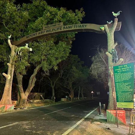 Hotel Banjara Hills Ābu Road エクステリア 写真