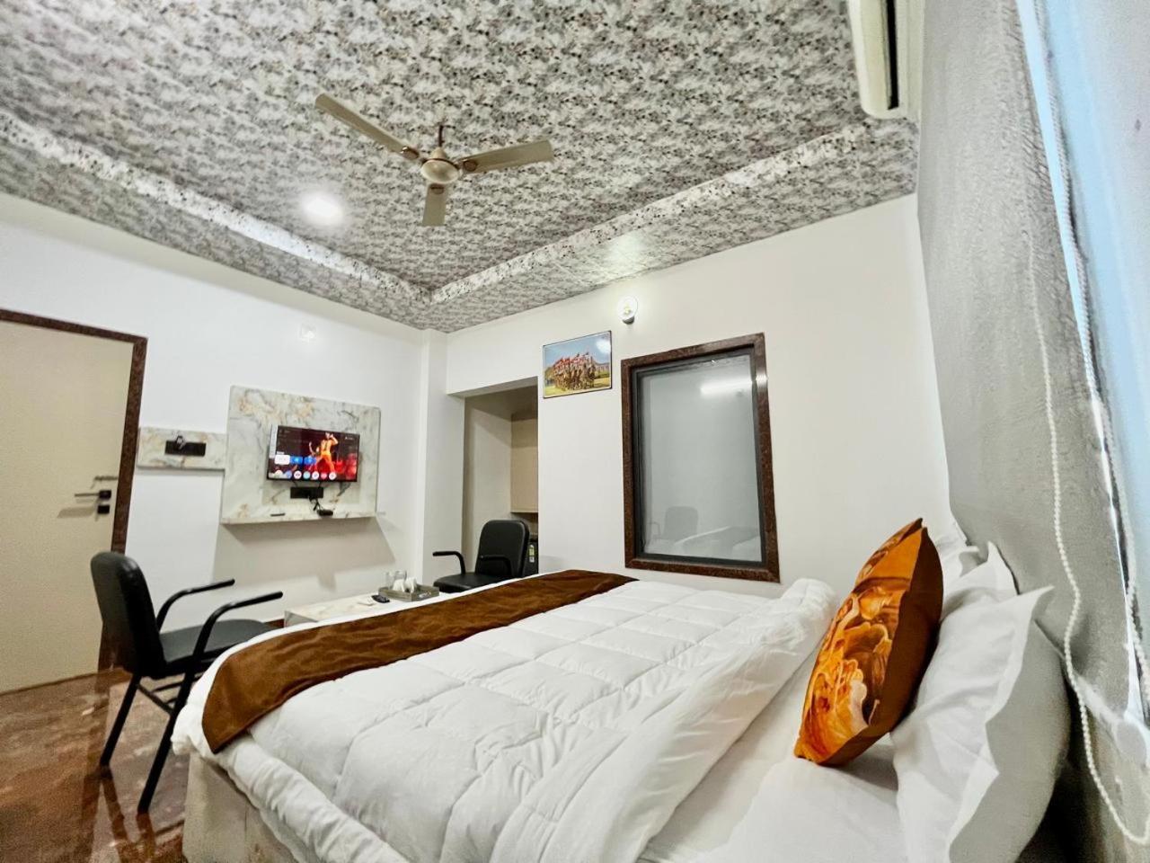 Hotel Banjara Hills Ābu Road エクステリア 写真