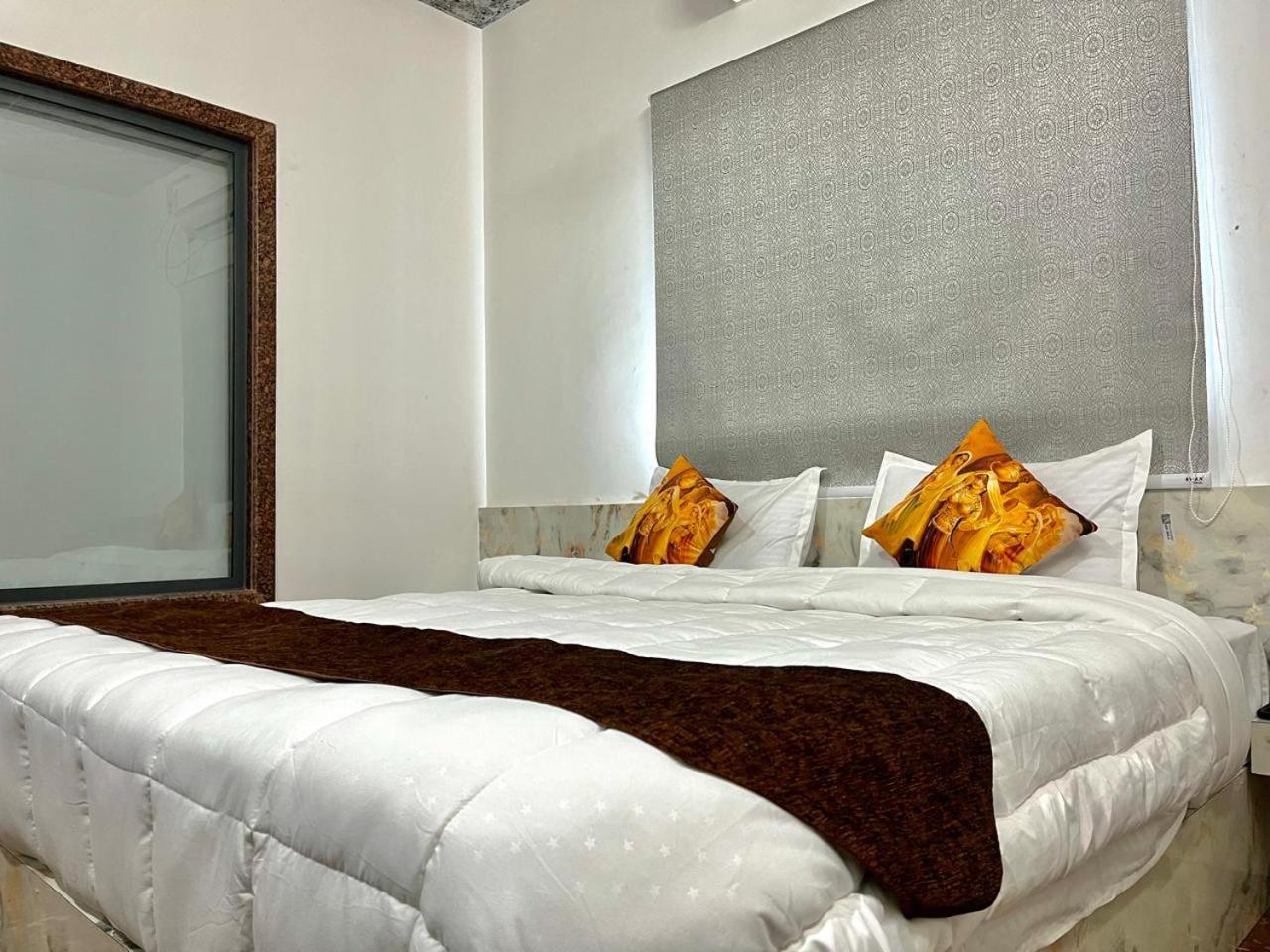 Hotel Banjara Hills Ābu Road エクステリア 写真