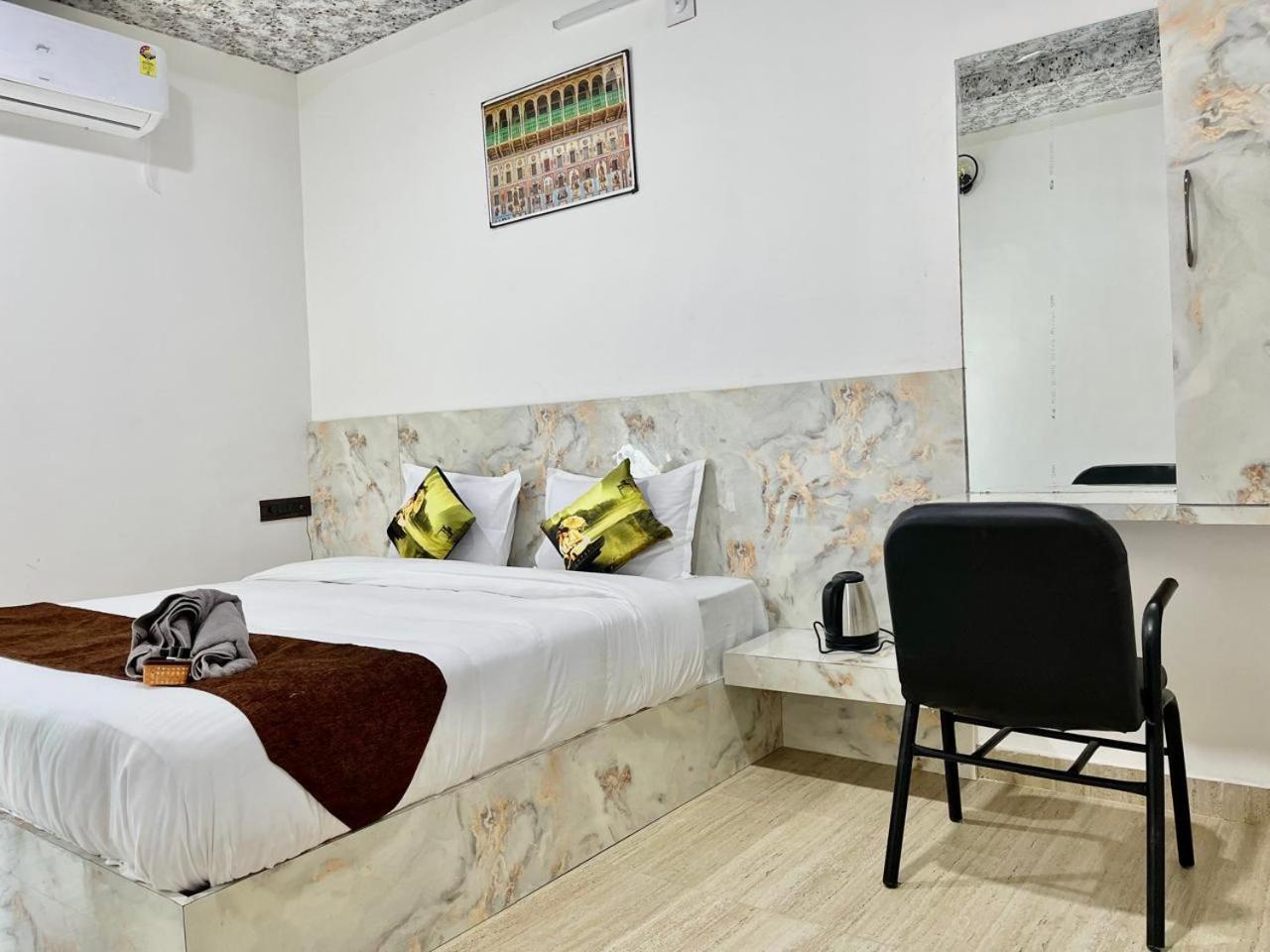 Hotel Banjara Hills Ābu Road エクステリア 写真