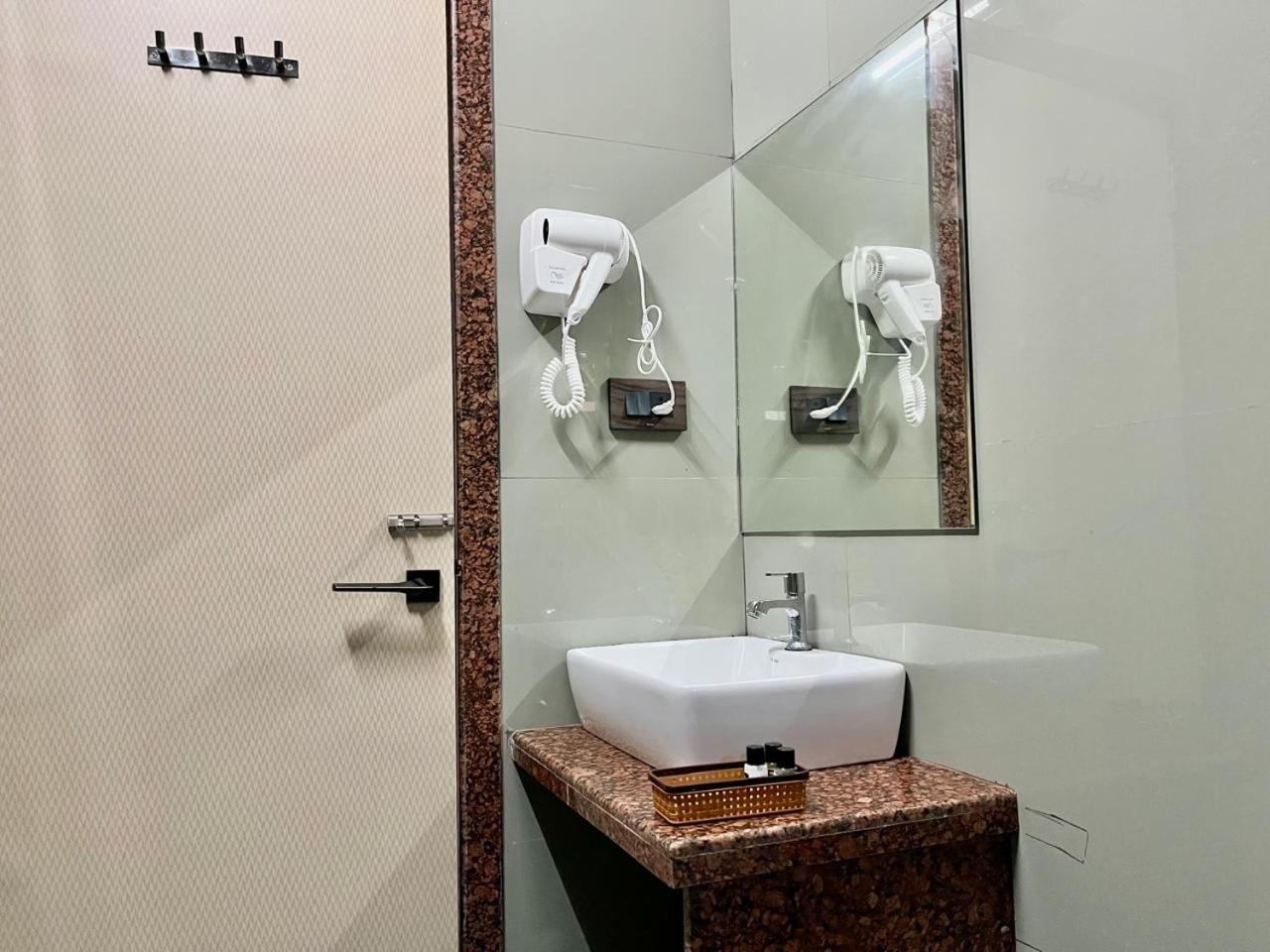 Hotel Banjara Hills Ābu Road エクステリア 写真