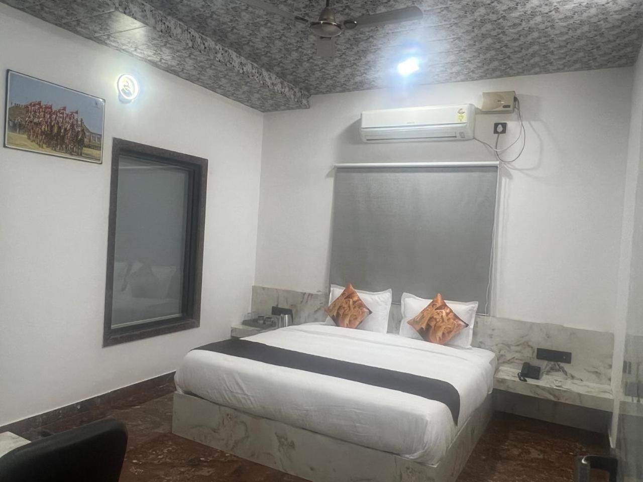 Hotel Banjara Hills Ābu Road エクステリア 写真