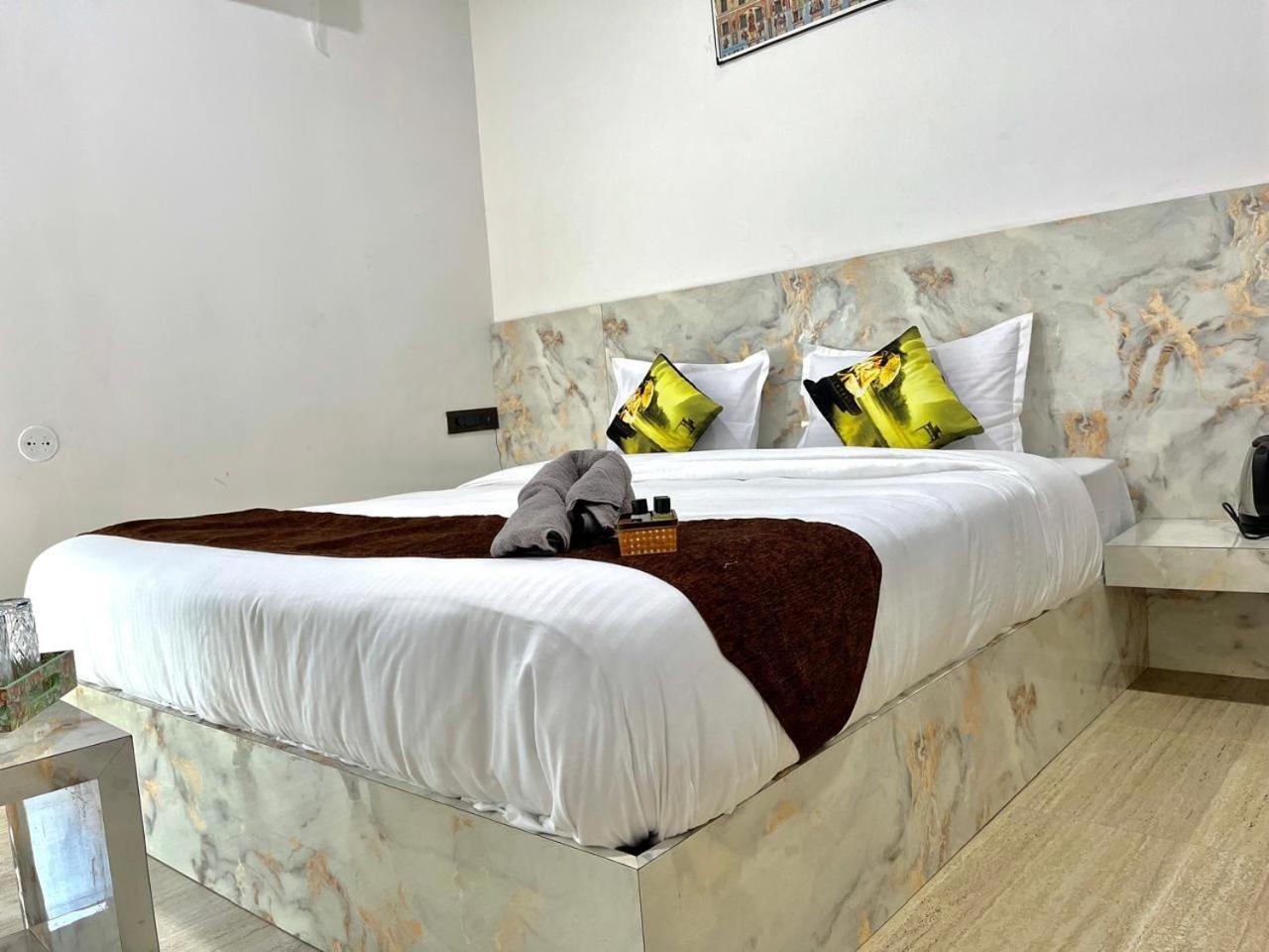 Hotel Banjara Hills Ābu Road エクステリア 写真