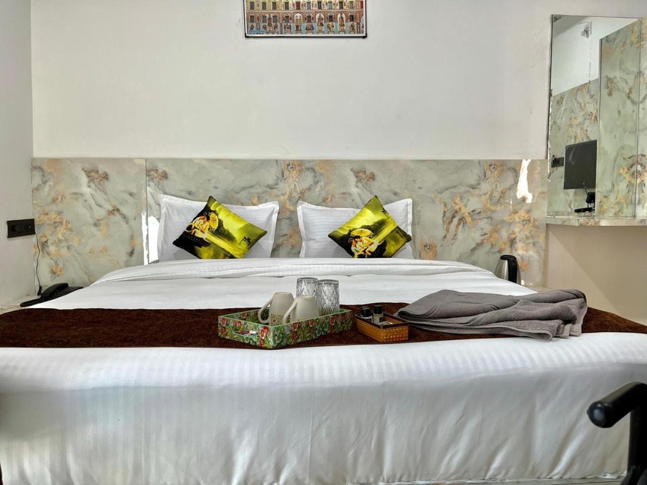 Hotel Banjara Hills Ābu Road エクステリア 写真