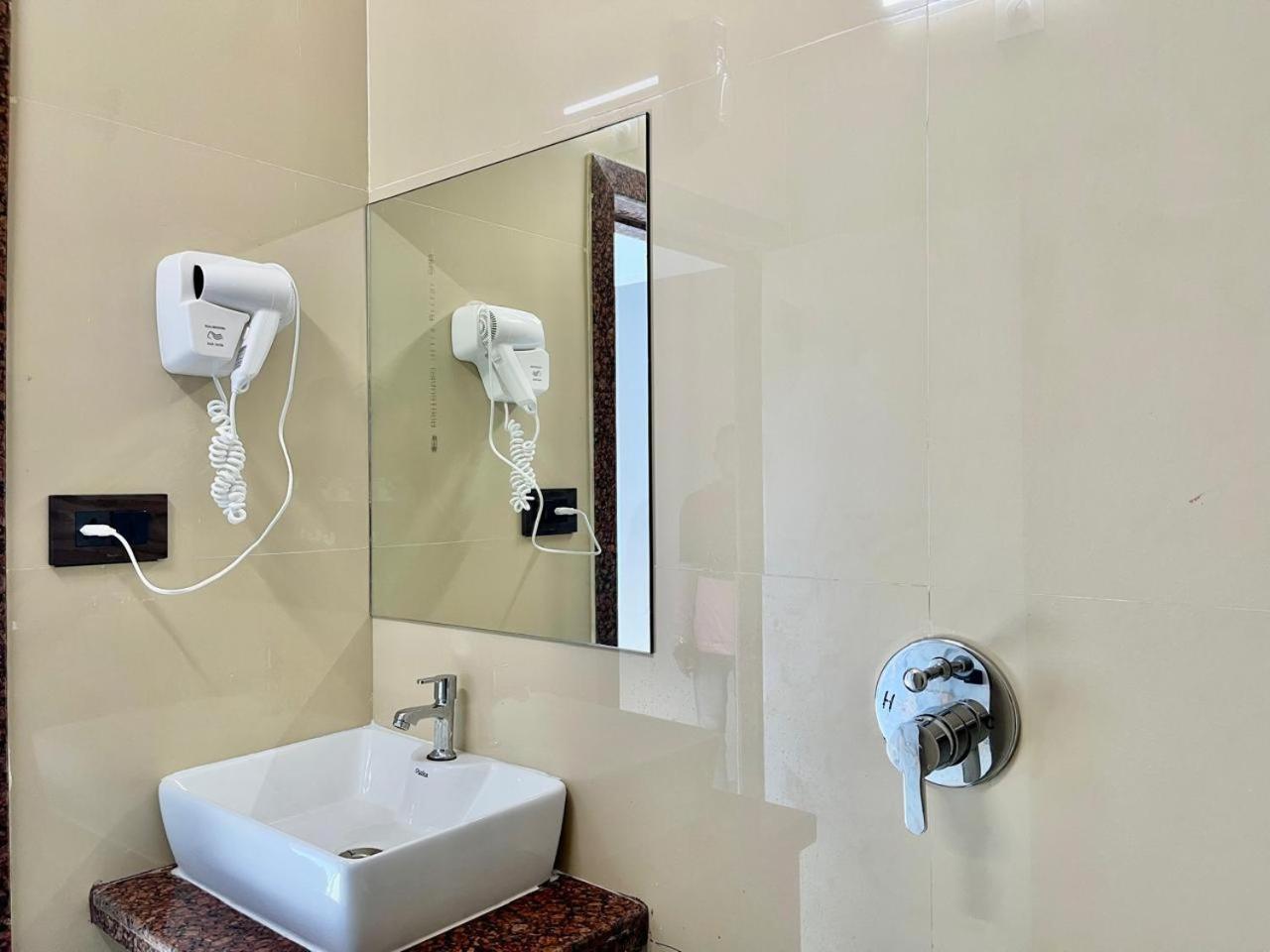 Hotel Banjara Hills Ābu Road エクステリア 写真