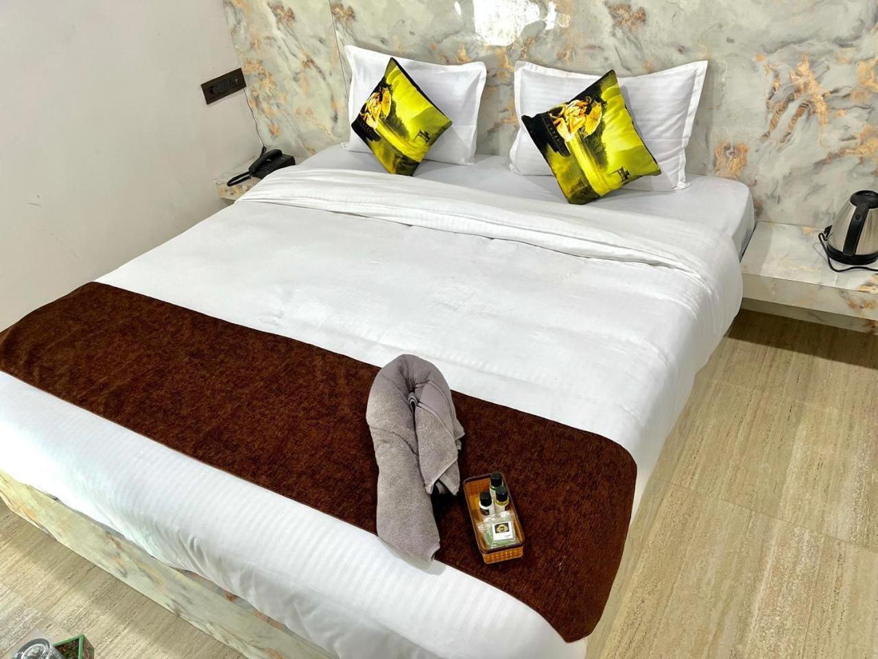 Hotel Banjara Hills Ābu Road エクステリア 写真
