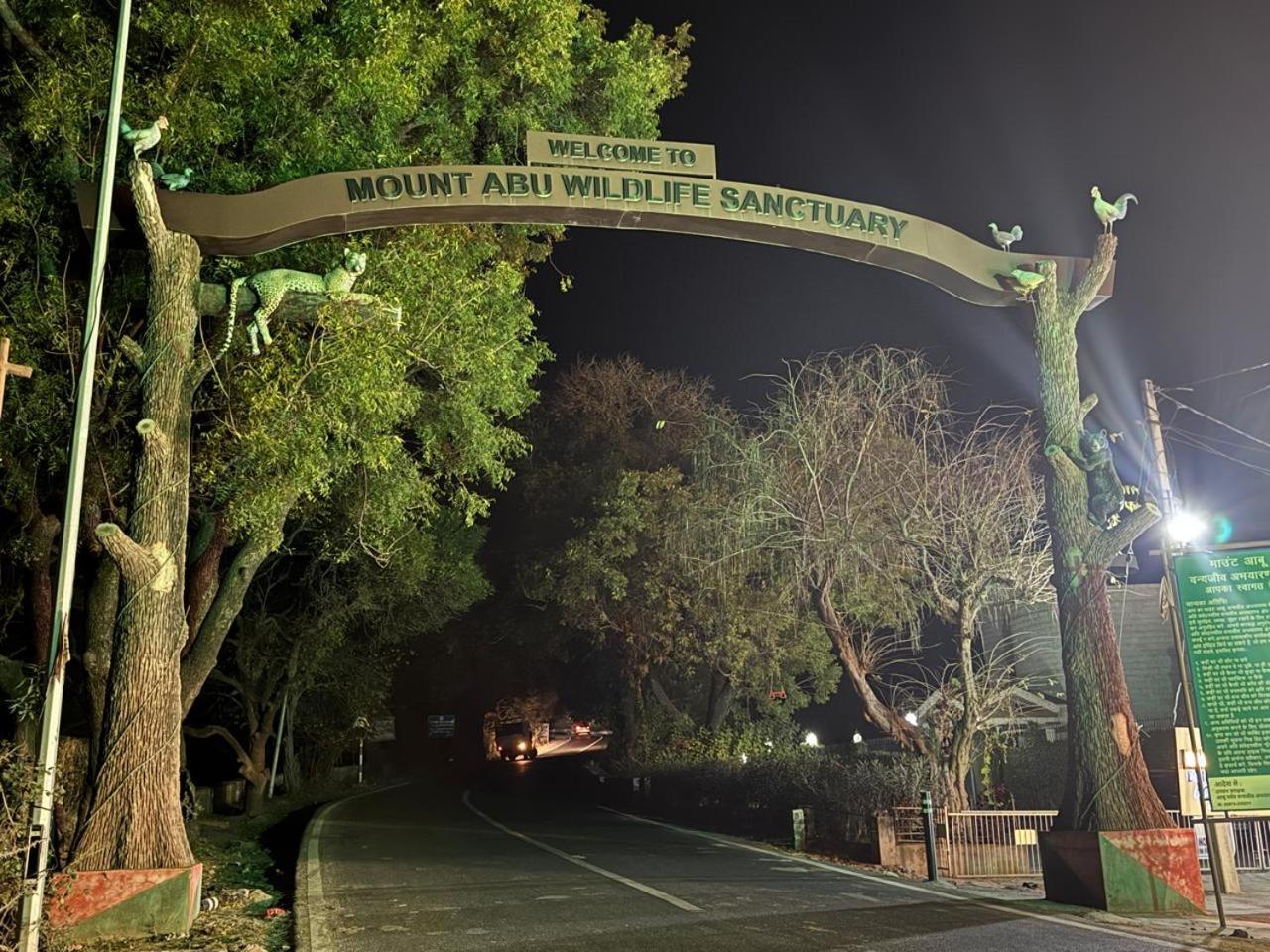 Hotel Banjara Hills Ābu Road エクステリア 写真